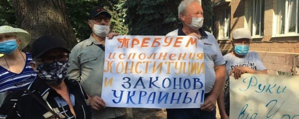 В Харькове чернобыльцы заблокировали больницу из-за приема больных COVID-19. Во время столкновений пострадало двое полицейских