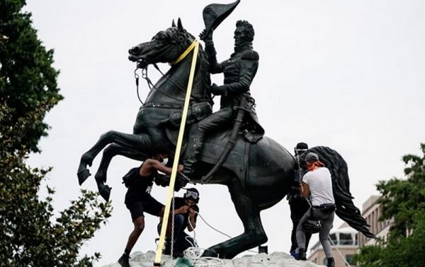 В Вашингтоне протестующих отогнали от памятника Джексону