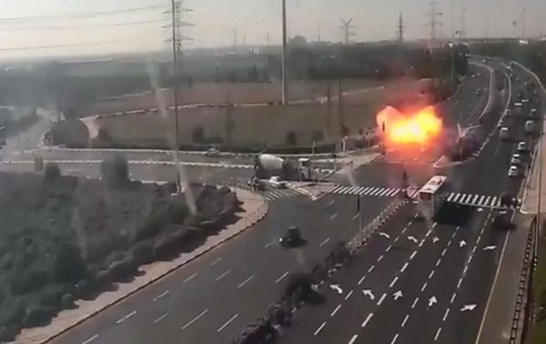 В Израиле ракета упала на трассу. Видео