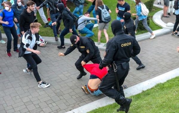     Протесты в Беларуси - ОМОН начал избивать и задерживать людей - новости мира    