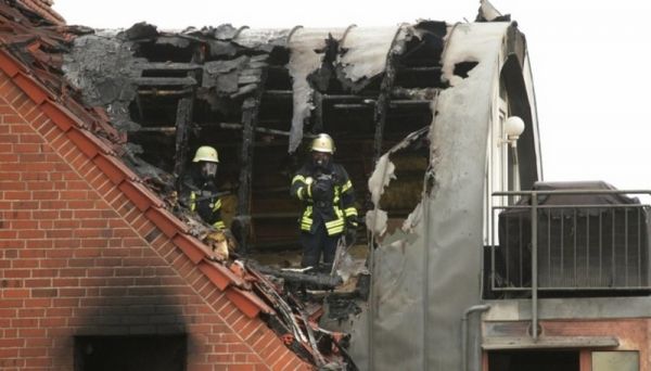 В Германии самолет влетел в жилой дом: есть жертвы