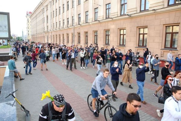 В белорусских городах люди вышли на акцию несогласия после решения ЦИК не регистрировать Бабарико кандидатом в президенты