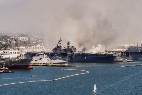 На борту корабля ВМС США произошел взрыв: десятки пострадавших