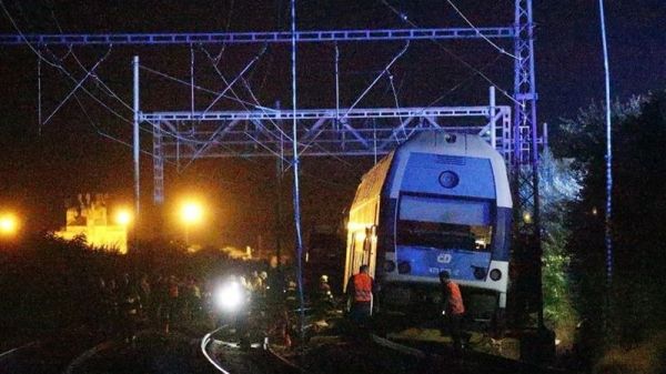 В Чехии столкнулись пассажирский и грузовой поезда: десятки пострадавших
