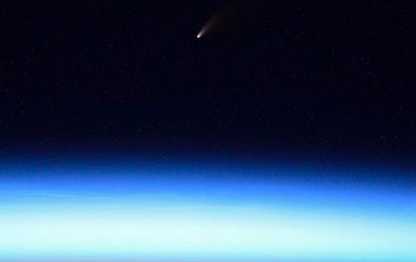 Астронавты с борта МКС зафиксировали яркую комету