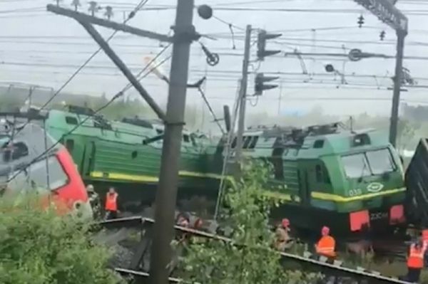 В Санкт-Петербурге столкнулись и сошли с рельсов два грузовых поезда