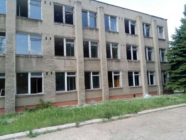     Новости АТО - Боевики обстреляли жилой район Марьинки, под обстрел попала школа - Новости Донбасса    