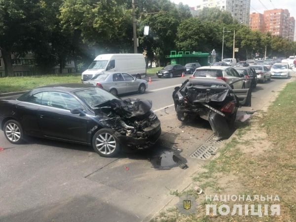 В Харькове в ДТП попали сразу пять машин