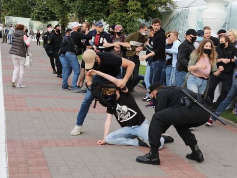 В белорусских городах люди вышли на акцию несогласия после решения ЦИК не регистрировать Бабарико кандидатом в президенты