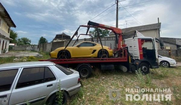 В Киеве с помощью эвакуатора угнали желтый Porsche