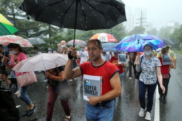 В Хабаровске дождь не помешал очередному протесту против Путина