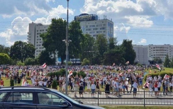 В Минске на акцию протеста вышли около 100 тысяч человек