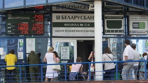 В Беларуси образовались очереди людей, скупающих доллары