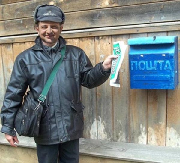"Оооот такая посылка!" Фотожабы на то, как Зеленский "поработал" почтальоном в Херсонской области