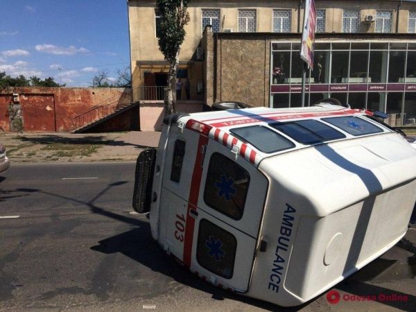 В Одессе перевернулась карета скорой помощи с нацгвардейцами
