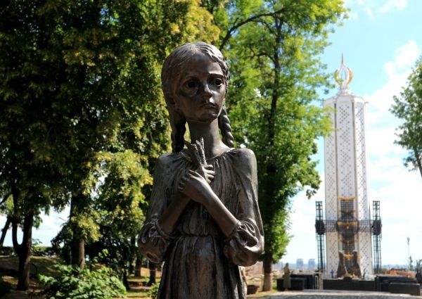 Повреждение памятника возле музея Голодомора в Киеве: Полиция не определилась с квалификацией преступления