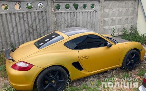 В Киеве с помощью эвакуатора угнали желтый Porsche