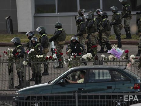 Четвертый день протестов в Беларуси. Водители и пешеходы в Минске начали блокировать дороги
