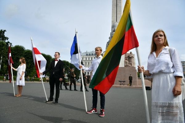     В Прибалтике люди выстроились в живую цепь до границы с Беларусью - новости мира    