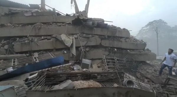 В Индии рухнула многоэтажка: под завалами десятки человек