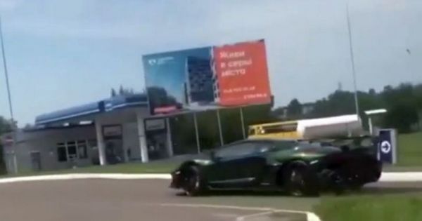 На разбитых дорогах Ровно видели Lamborghini Aventador SVJ