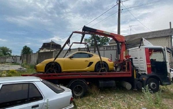 В Киеве с помощью эвакуатора угнали желтый Porsche