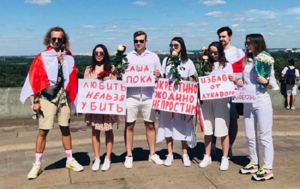 В Киеве образовали цепь солидарности в поддержку народа Беларуси