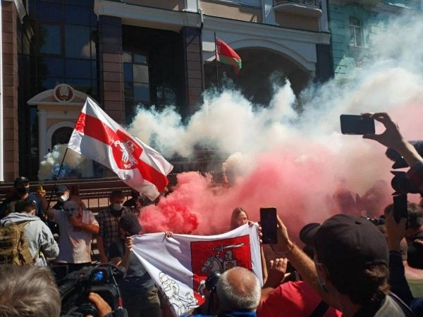 Под посольством Беларуси в Киеве снова митинги: Активисты с бело-красными флагами жгут файеры