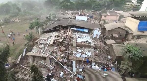 В Индии рухнула многоэтажка: под завалами десятки человек