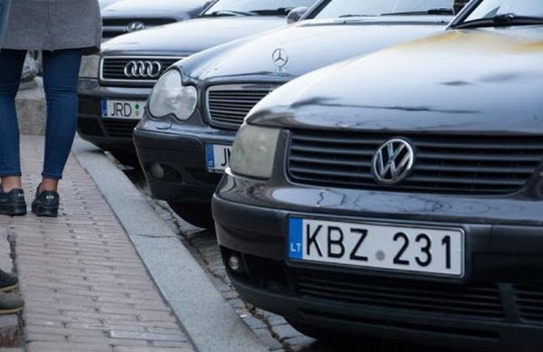 Украинцам напомнили о штрафах за езду на нерастаможенных авто