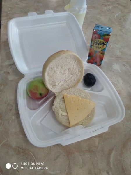 Родителей школьников в Киеве возмутило качество их завтрака