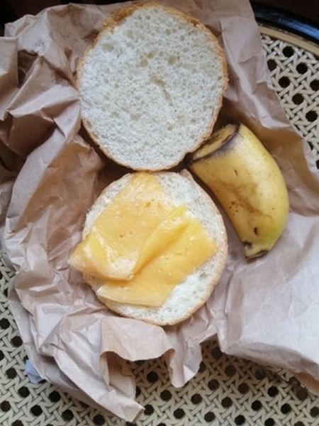 Родителей школьников в Киеве возмутило качество их завтрака