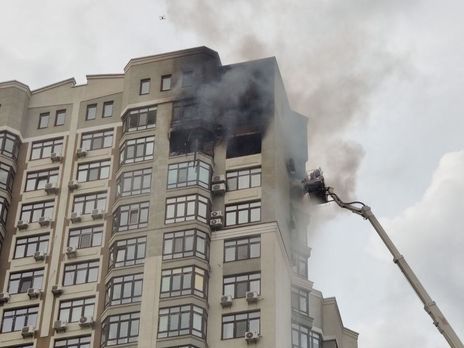 В Киеве мужчина вылез на кондиционер на 24-м этаже, спасаясь от пожара. Видео