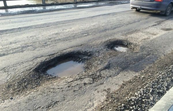 Киевлянам рассказали, куда жаловаться на плохие дороги