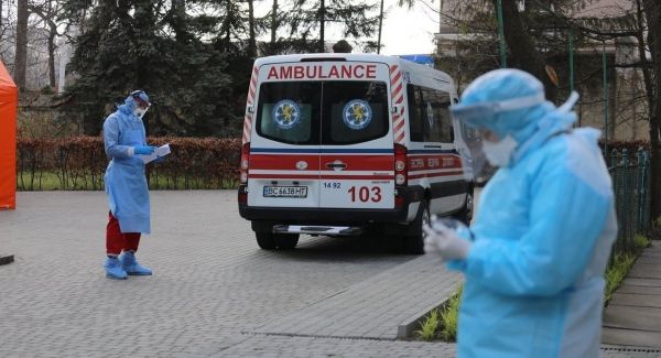 В Киеве за сутки коронавирусом заразились 400 человек, 12 из них – медики