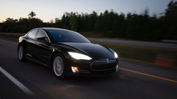 В Канаде автопилот Tesla пытался скрыться от полиции, пока водитель спал