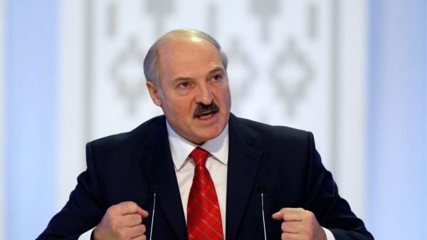 Лукашенко ответил на призыв Макрона добровольно покинуть пост президента, напомнив о 