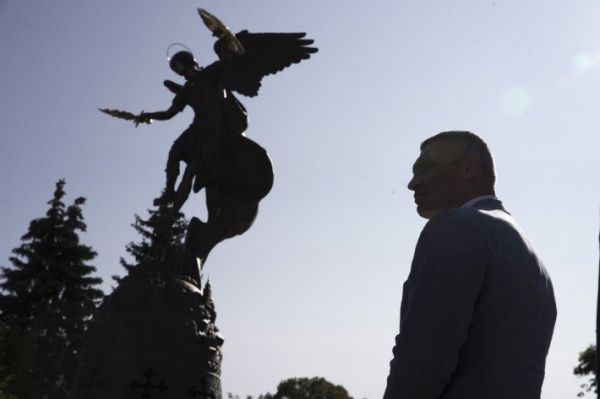 Кличко открыл скульптурную композицию с фигурой архистратига Михаила в парке 