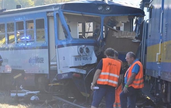 В Чехии пассажирский поезд столкнулся с локомотивом: десятки пострадавших