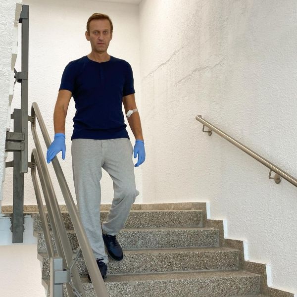 Навальный встал на ноги и рассказал о своем самочувствии