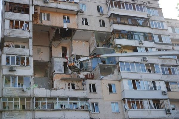 Начались подготовительные работы по укреплению разрушенного в Киеве на Позняках жилого дома