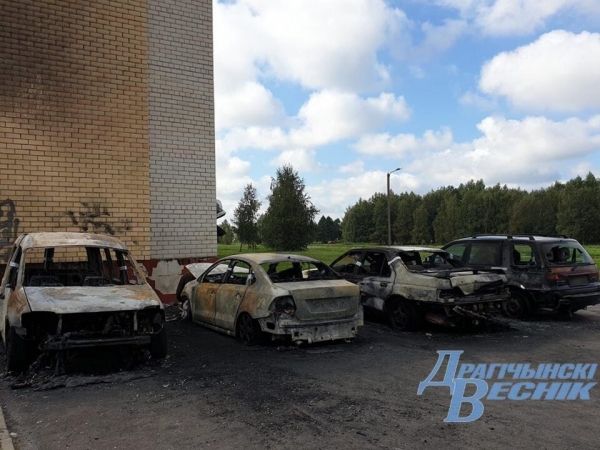 В Беларуси сожгли автомобили силовиков, разгонявших протесты