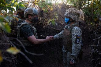     Зеленский новости - президент пообедал с бойцами ООС на Донбассе - новости Украины    