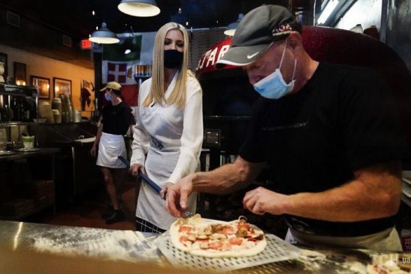 Иванка Трампа в элегантном наряде испекла пиццу. Фото