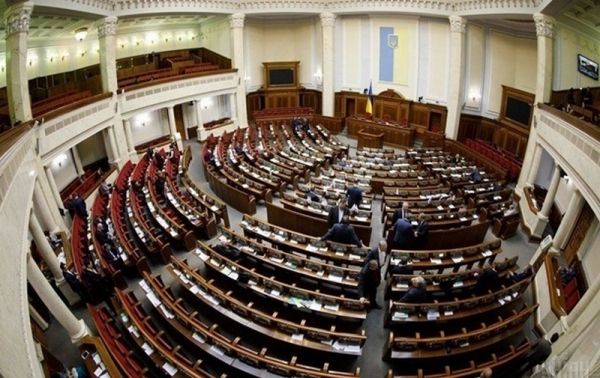 Вспышка коронавируса среди депутатов: Верховная Рада ушла на карантин
