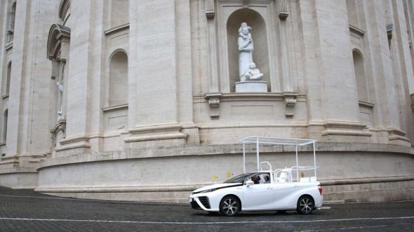 Папе Римскому подарили японское авто на водородном топливе