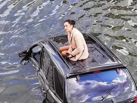 В центре Харькова автомобиль вылетел в реку. Водитель пыталась объехать кошку