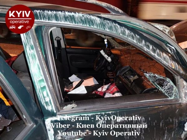 В Киеве водитель легковушки уснул за рулем и врезался в грузовик