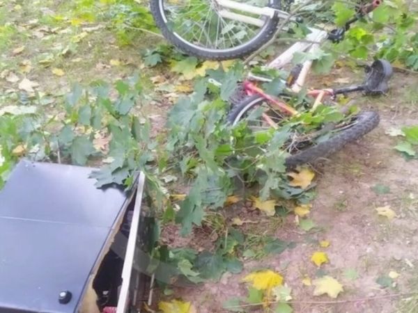 В Москве неадекватный мужчина выпрыгнул на велосипеде с 12 этажа. Видео