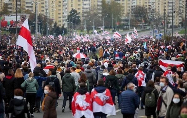 В Минске на акцию протеста вышли более 100 тысяч человек. Видео